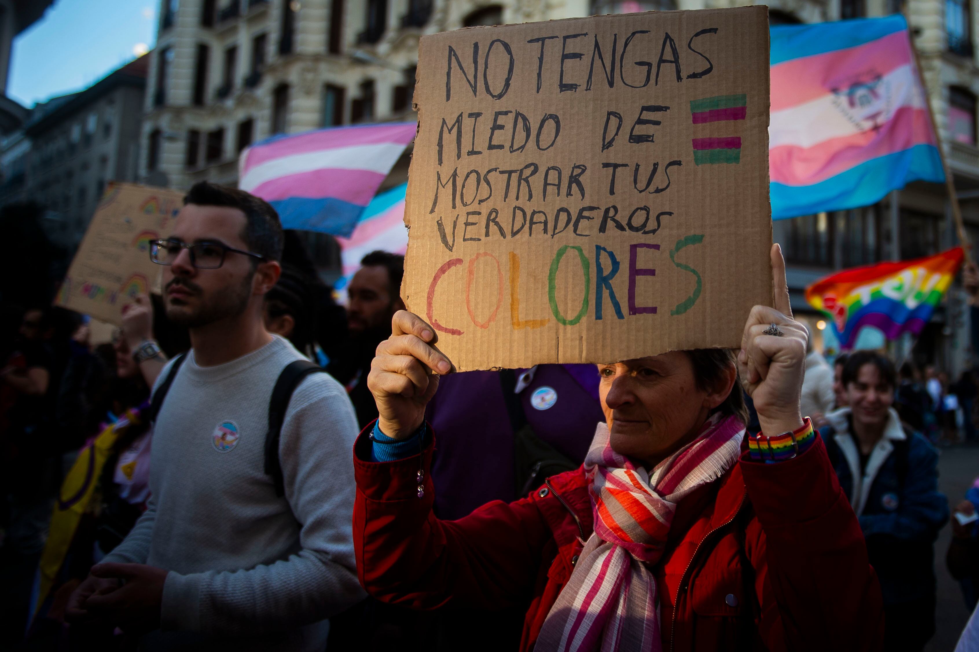 Decenas de personas durante una manifestación en Madrid para denunciar los ataques a la comunidad trans a nivel internacional. (Juan Barbosa / Europa Press)
