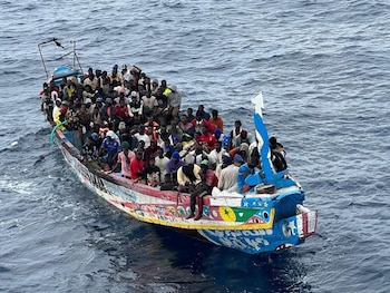Una embarcación con cerca de 100 migrantes encalla en una playa en el oeste de Senegal. (Europa Press)