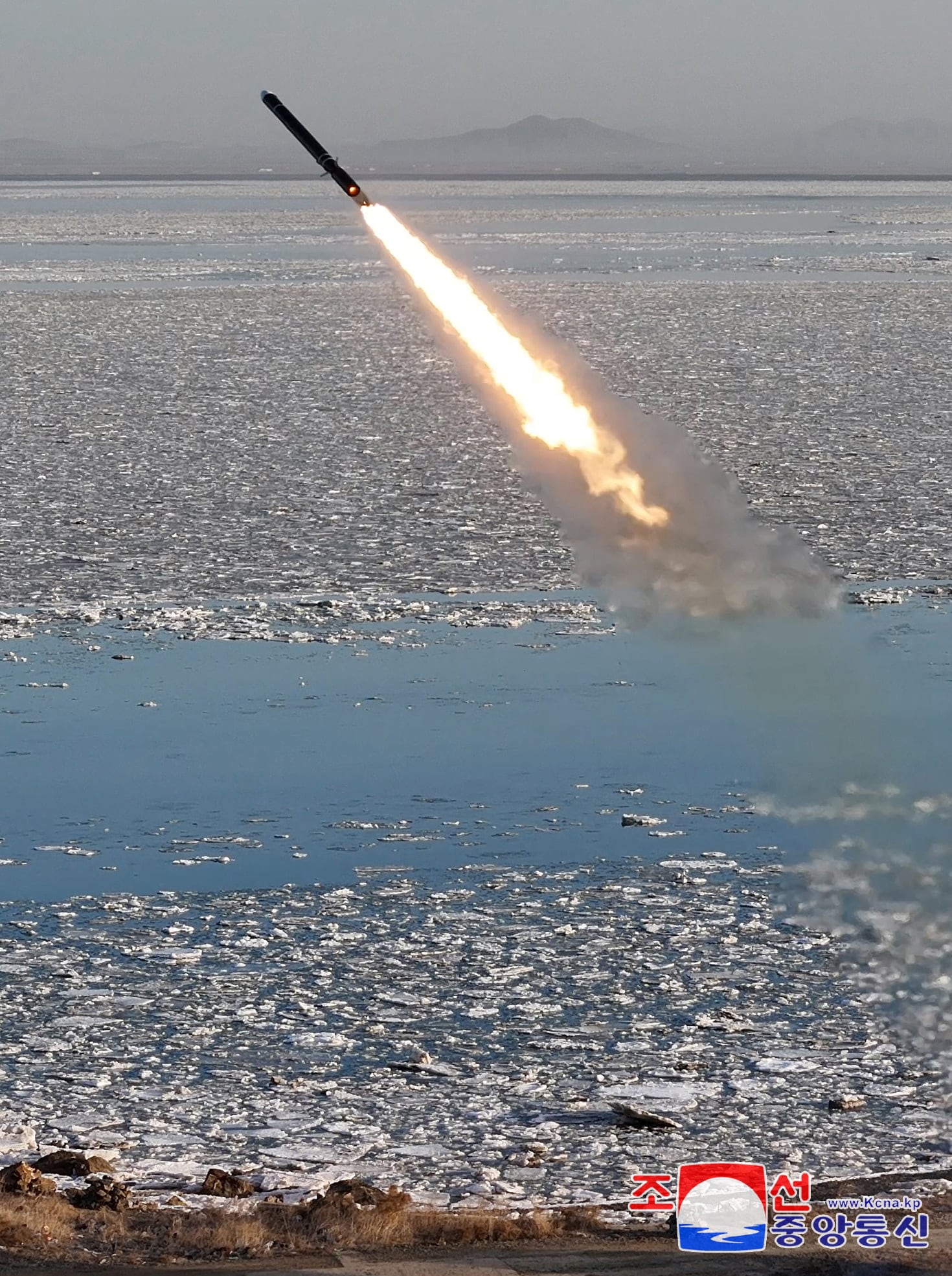 Un misil vuela sobre el mar, frente a la costa occidental de la península de Corea, durante lo que la agencia estatal KCNA describe como un lanzamiento de prueba de un misil de crucero estratégico diseñado para demostrar la preparación de diversas capacidades nucleares (KCNA vía REUTERS/Archivo)