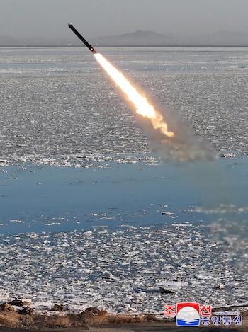 Un misil vuela sobre el mar, frente a la costa occidental de la península de Corea, durante lo que la agencia estatal KCNA describe como un lanzamiento de prueba de un misil de crucero estratégico diseñado para demostrar la preparación de diversas capacidades nucleares (KCNA vía REUTERS/Archivo)