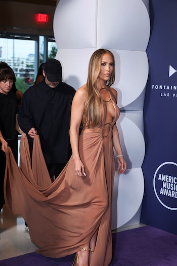 El vestido nude con drapeados y aberturas de Jennifer Lopez llama la atención en los American Music Awards 2025 (REUTERS/Ronda Churchill)