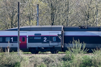 El maquinista del tren TGV falleció y al menos 11 personas resultaron heridas en el accidente (Foto de Sameer AL-DOUMY / AFP)