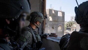 Soldados israelíes observan una zona