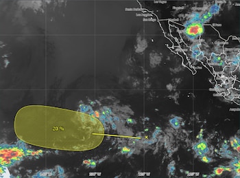 Mapa satelital del Pacífico y México con nubes, ciudades, coordenadas geográficas y una zona amarilla sombreada que indica un 20% de probabilidad