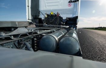 El eje de la actualización apunta a simplificar procesos técnicos y administrativos, incorporando criterios considerados más compatibles con la operatoria real de las estaciones y con la expansión del transporte pesado a GNC (Foto: Shutterstock)