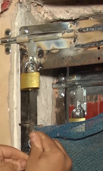 Las cerraduras que debió instalar la vecina en su vivienda para protegerse de nuevos robos (Fuente: El Once)