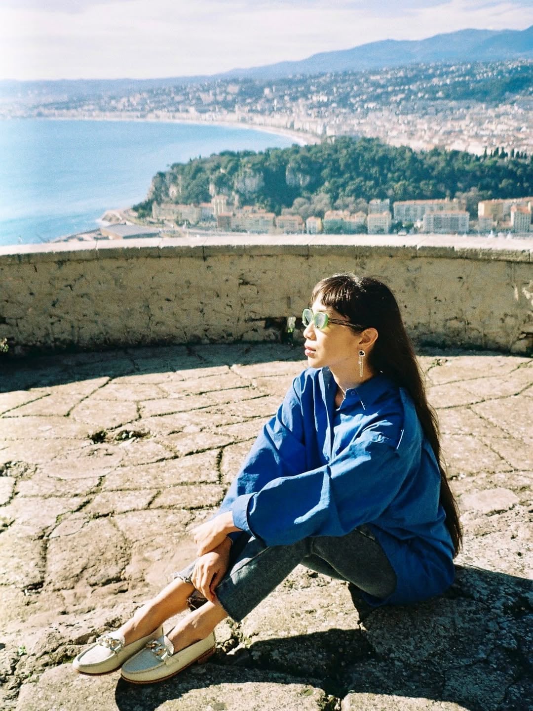 Débora eligió una camisa de color azul franca y un jean color gris para pasear por la ciudad