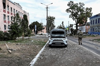 Un militar ucraniano patrulla una