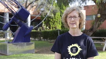 Disfrutar del eclipse con "salud visual": una experta recomienda gafas homologadas o métodos de proyección del Sol