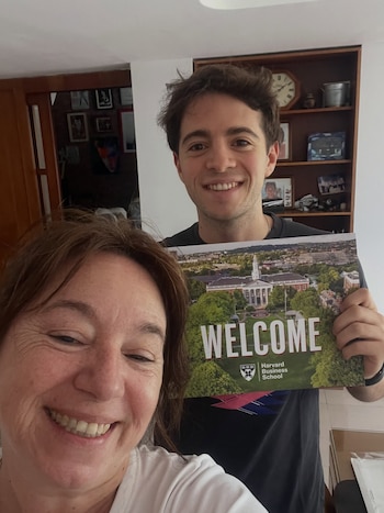 La familia Lapegüe despide a Franc, antes de viajar para estudiar en Harvard
