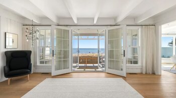 Inmueble costero con piscina, playa