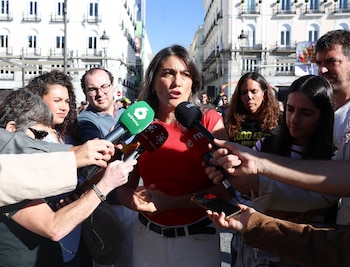28/08/2026 La portavoz de Más Madrid en la Asamblea, Manuela Bergerot, ofrece declaraciones a los medios durante la concentración de bomberos forestales públicos en el kilómetro 0, a 28 de agosto de 2026, en Madrid (España). La protesta, convocada por el personal laboral público del CBCM, tiene como fin luchar contra el 'acoso y maltrato de la Comunidad de Madrid'.
POLITICA
Marta Fernández - Europa Press