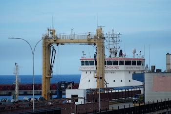 Una embarcación atraca en el puerto de La Guaira, Venezuela, como parte de la flota rusa que llegó a ese punto, el martes 2 de julio de 2024. (AP Foto/Ariana Cubillos)