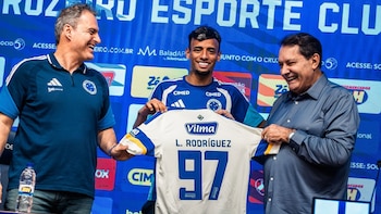 El incómodo momento que vivió un futbolista uruguayo con su novia durante su presentación