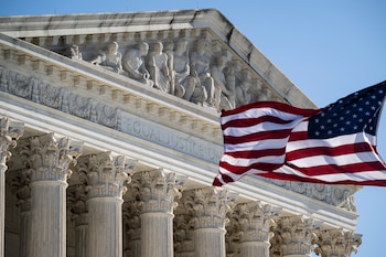 Donald Trump aplicó un nuevo arancel temporal del 10% tras la anulación judicial, generando incertidumbre sobre futuros procesos legales.(EFE/ Graeme Sloan)