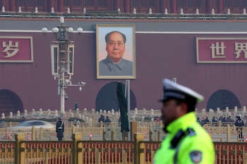 Un oficial frente al retrato de Mao Zedong en la puerta de Tiananmen (REUTERS/Florence Lo/Archivo)