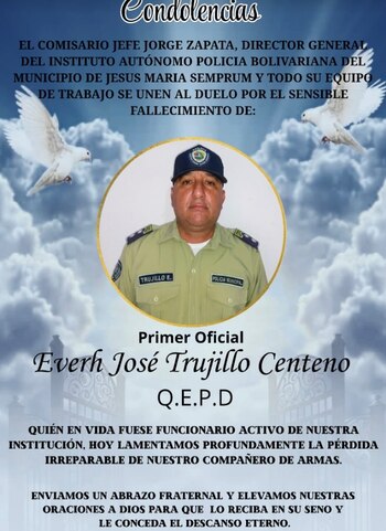 Flyer digital de condolencias con el retrato de un oficial de policía uniformado en el centro, flanqueado por dos palomas blancas y nubes celestes