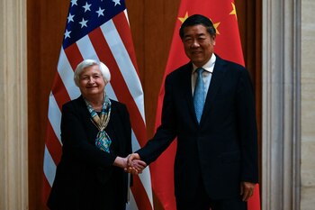 Janet Yellen saluda a He Lifeng (Pedro Pardo/Pool via REUTERS)