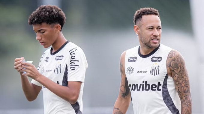 Neymar y Robinho Júnior, hijo del exfutbolista Robinho, comparten una sesión de entrenamiento con el Santos FC en el Centro de Treinamento Rei Pelé (Santos FC)