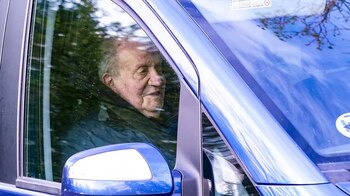 El rey Juan Carlos llegando a Vitoria, 12 de abril de 2026 (L. Rico/EFE).