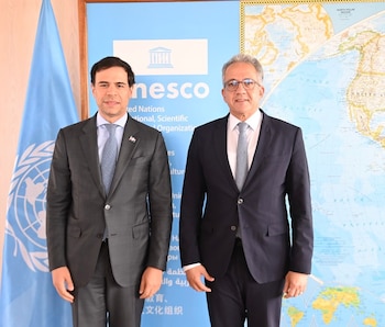 Roberto Ángel Salcedo se reunió con Khaled El-Enany en la sede de la UNESCO en París durante la Semana de América Latina y el Caribe./ (Redes de Roberto Ángel Salcedo)