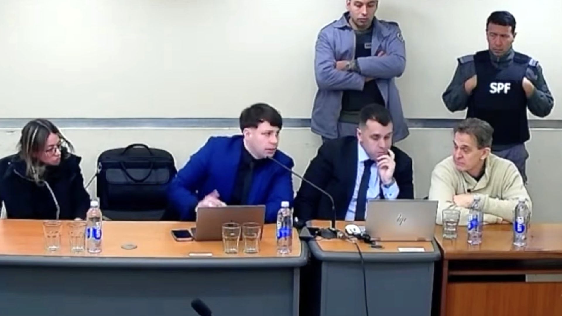 Lotocki, a la derecha de la foto, en el comienzo del juicio oral en su contra