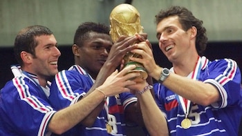 Thierry Henry contó que sus recuerdos del Mundial de 1998 son difusos y que solo vuelve a esas imágenes cuando sus hijos le preguntan por ese logro (AP)