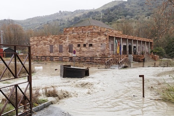 El río Aguas Blancas desbordado