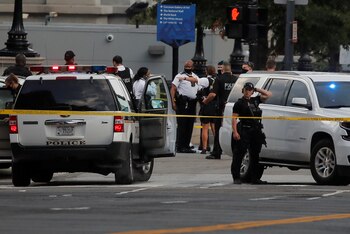 Oficiales de policía custodian la