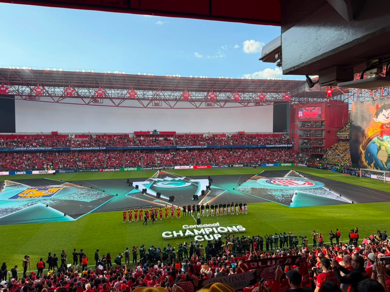 Ambos equipos ya se encuentran en la cancha, dispuestos a iniciar el partido. (Alexander Ortíz)