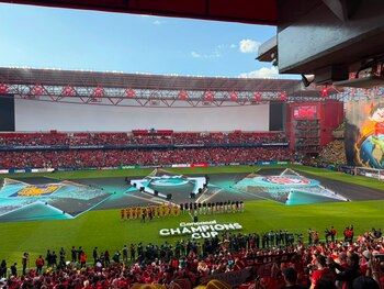 Ambas as equipes estão em campo, prontas para iniciar o jogo. (Alexandre Ortiz)