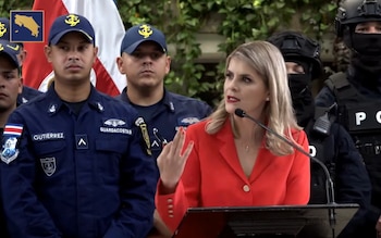 La presidenta de Costa Rica, Laura Fernández, expone los resultados del informe semestral de seguridad, acompañada por miembros de la fuerza pública y guardacostas (Cortesía Presidencia CR).