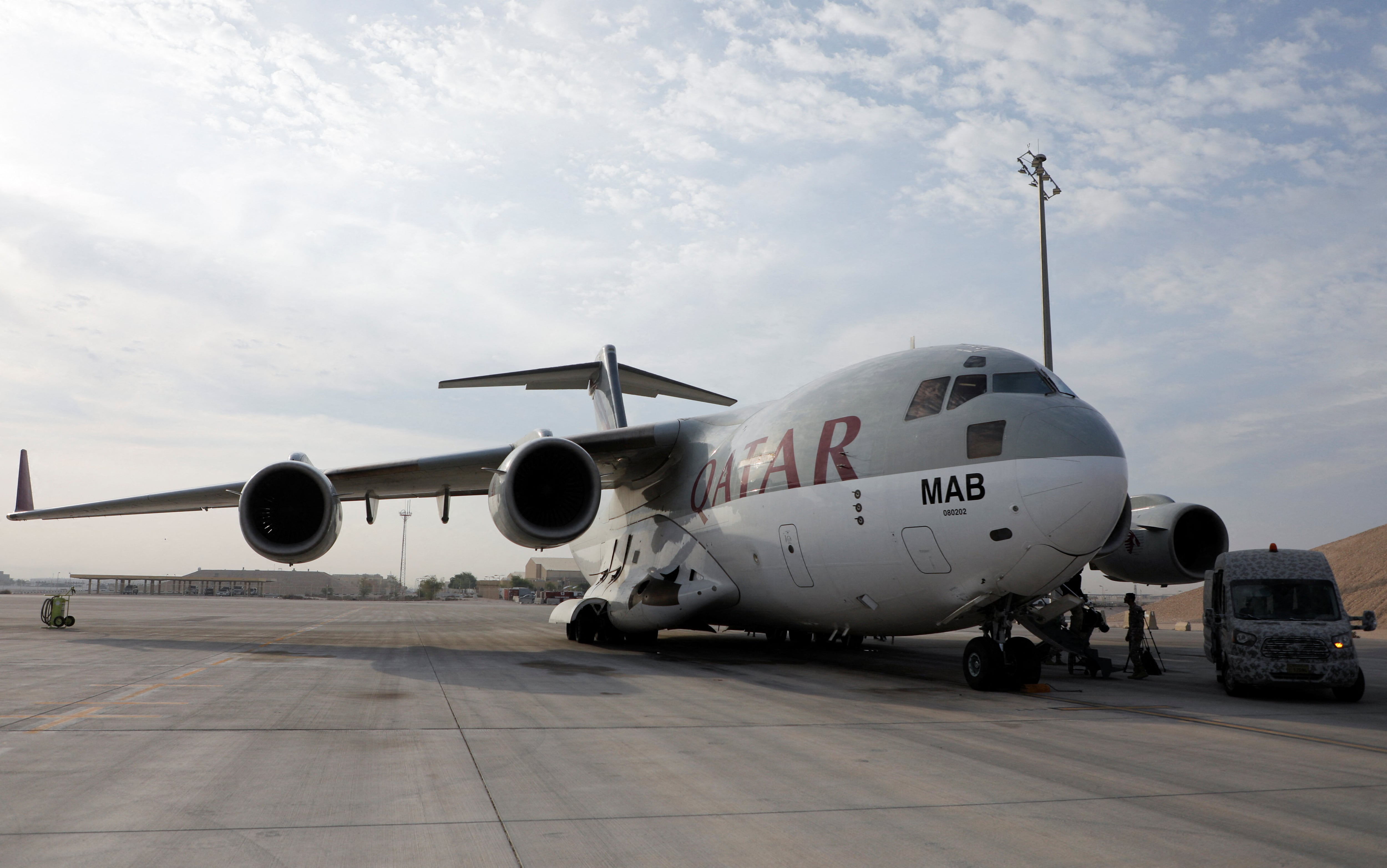Un avión de carga militar de la Fuerza Aérea Emirí de Qatar se prepara antes de volar para entregar ayuda a Siria, en la base aérea de Al Udeid, Qatar, 30 de diciembre de 2024. REUTERS/Ibraheem Abu Mustafa