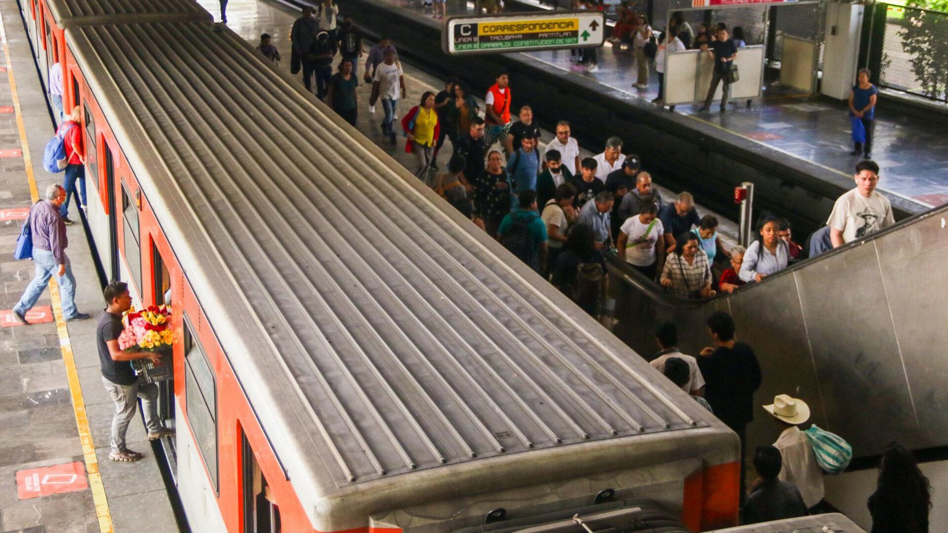 Línea 2 del Metro CDMX colapsa por la caída de un paraguas a las vías (Cuartoscuro)