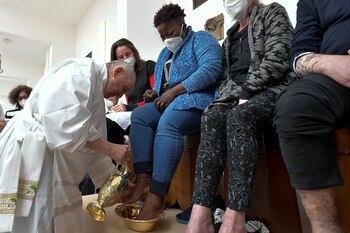 Pope Francis washes the feet