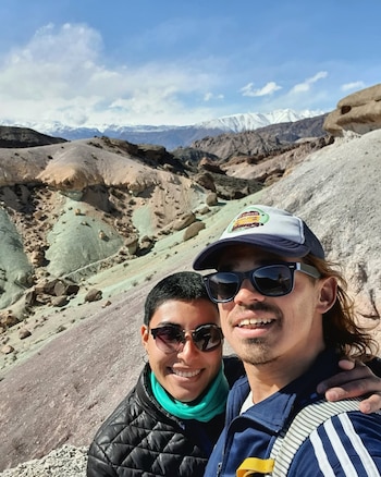 Cómo es la vida de la pareja argentina que dejó todo para vivir en una combi y recorrer el mundo en familia