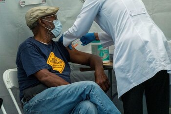 Un hombre recibe una dosis