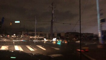 Miles de personas se quedaron sin luz por la fuerte tormenta (Celia Darrough via AP)
