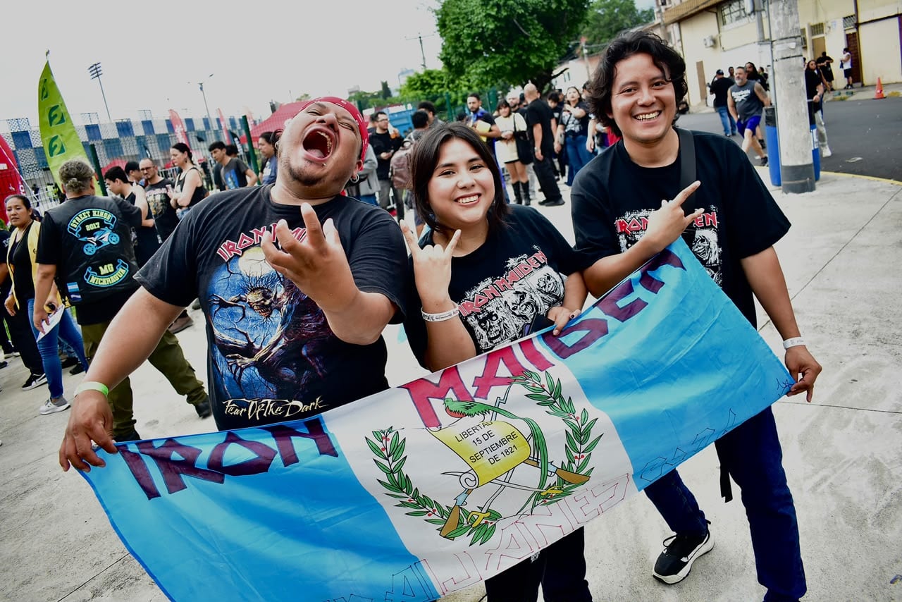 Cientos de seguidores llegaron desde Guatemala, Honduras, Colombia y Uruguay para vivir el esperado concierto del 5 de octubre. La imagen de Eddie, el ícono de la banda, tomó los alrededores del recinto. (Foto Infobae Centroamérica / Emerson Del Cid)