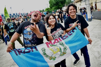 Cientos de seguidores llegaron desde Guatemala, Honduras, Colombia y Uruguay para vivir el esperado concierto del 5 de octubre. La imagen de Eddie, el ícono de la banda, tomó los alrededores del recinto. (Foto Infobae Centroamérica / Emerson Del Cid)