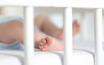 Un bebé en una cuna (Magnific)