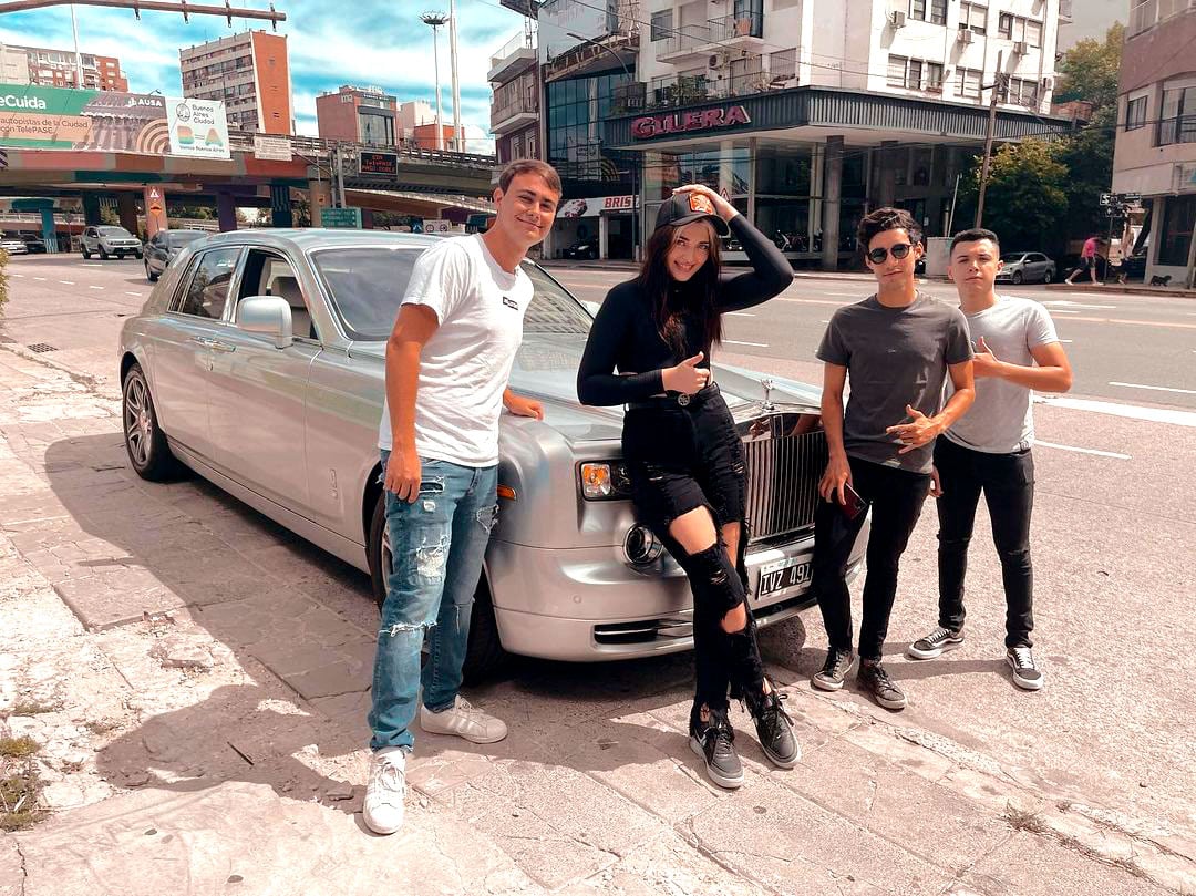 El modelo Rolls-Royce Phantom mide casi seis metros de largo y pesa más de dos toneladas (@martacfort)