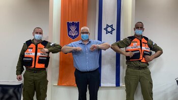 Miles de soldados trabajan en