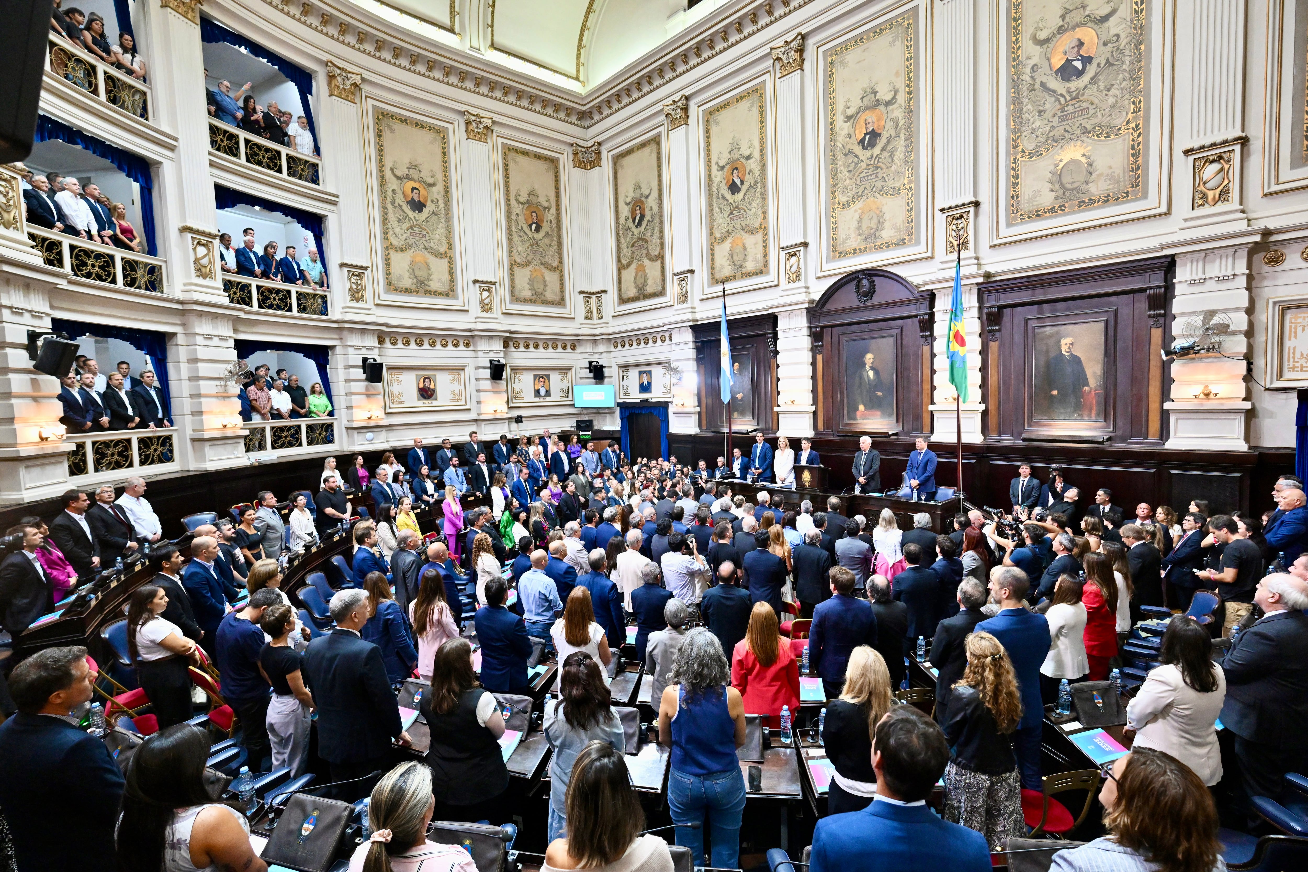 La apertura de sesiones reunió a intendentes, sindicalistas y referentes sociales en el recinto de la provincia de Buenos Aires