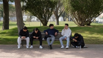 Los ‘ninis’ ganan terreno a los ‘sisis’: 1,22 millones de jóvenes ni estudia ni trabaja frente al millón que sí lo hace