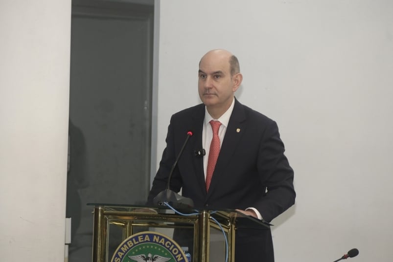 Felipe Chapman, ministro de Economía y Finanzas de Panamá, defendió el proyecto de sustancia económica como una medida para reducir barreras financieras y mejorar la competitividad del país. Tomada de la Asamblea Nacional