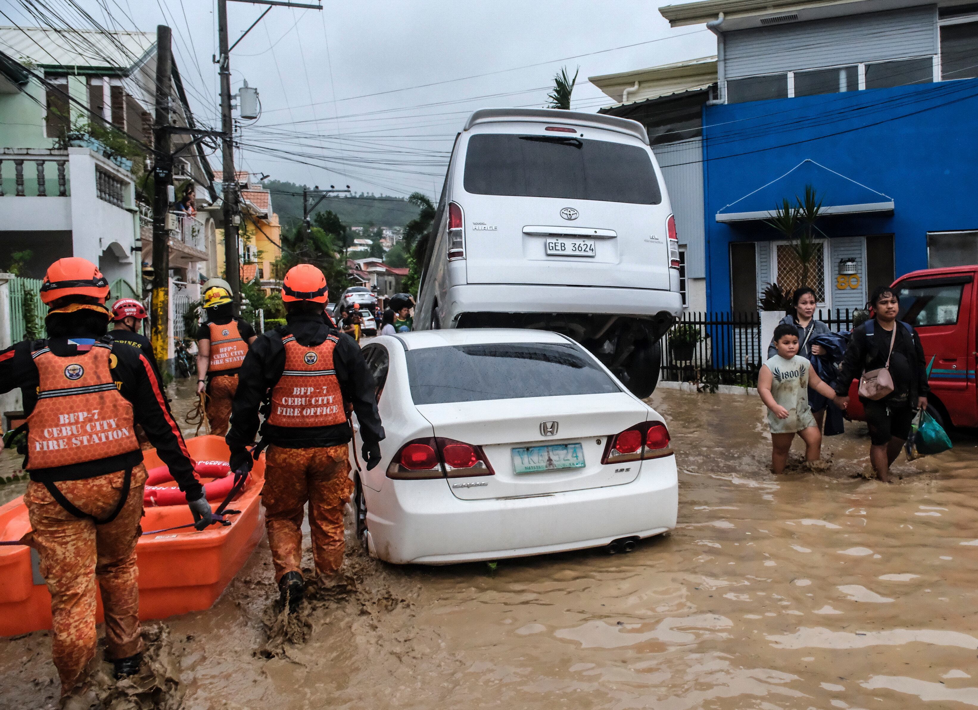 El tifón Kalmaegi dejó al menos cinco muertos y miles de desplazados por inundaciones en el centro de Filipinas