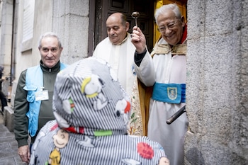 El Padre Ángel durante la tradicional bendición de animales, en la Iglesia de San Antón, el pasado 17 de enero en Madrid. (A. Pérez Meca / Europa Press)