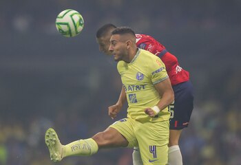 Sebastián Cáceres (frente) de América