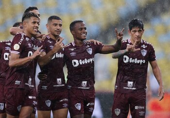 Jhon Arias celebrando un gol con Fluminense al lado de Germán Cano, quien es máximo goleador del Independiente Medellín. REUTERS/Sergio Moraes